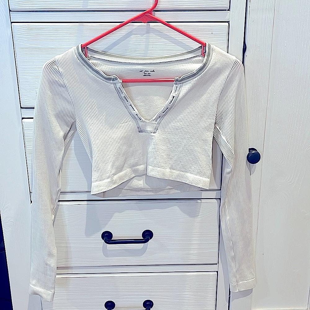 White urban outfitters long sleeve cropped top!